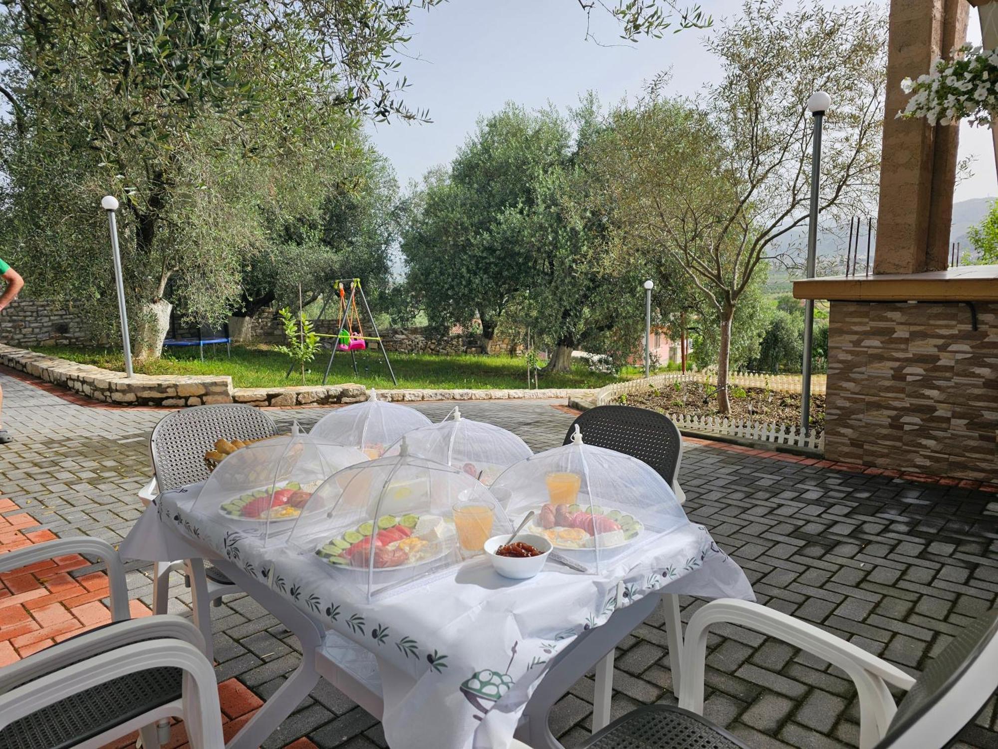 Guesthouse Iljaz Berat Bagian luar foto
