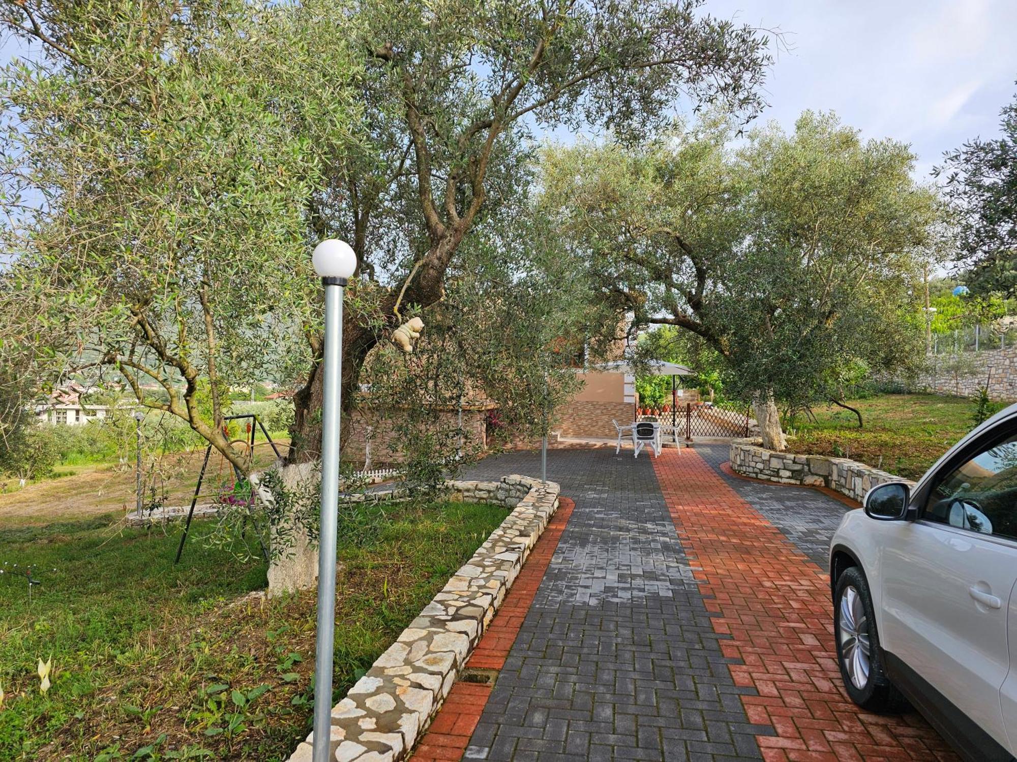 Guesthouse Iljaz Berat Bagian luar foto